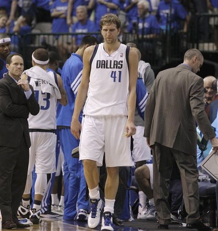 詹姆斯关键三分绝杀比赛（詹姆斯命中压哨三分终结比赛）