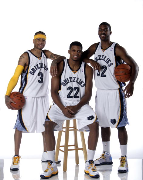 释怀了！练不出投篮的西蒙斯，转行钓鱼连扔鱼都扔不准（看开了！投篮练不成的西蒙斯改玩钓鱼，却连抛鱼也不准）