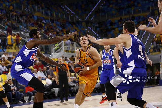 足球比赛中哪些动作最易受伤？（足球场上哪些动作最容易导致受伤？）