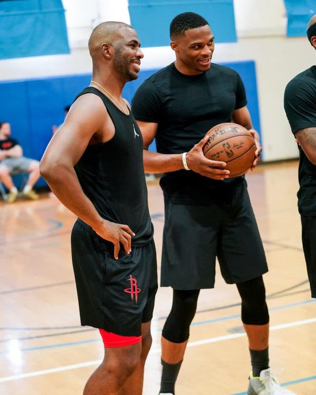 记者：米兰将与莱万经纪人会面讨论转会，伊布支持这一交易（记者称米兰计划与莱万经纪人商谈转会，伊布力挺这笔交易）