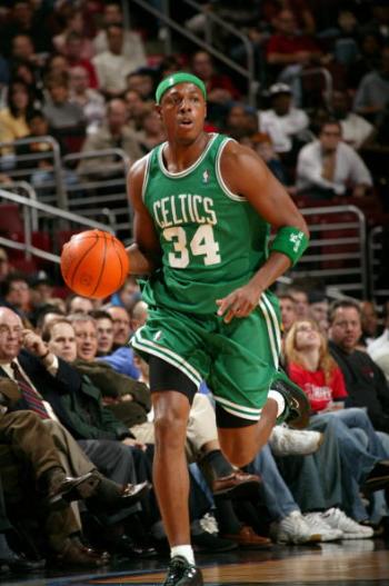 太开心了，马斯切拉诺赛后发布会上遭球员们啤酒浴“突袭”（赛后发布会大欢乐：球员突袭为马斯切拉诺献上啤酒浴）