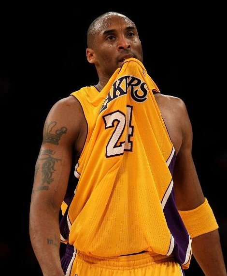 欧文连续助攻全队配合默契（欧文连送妙传，球队默契十足）