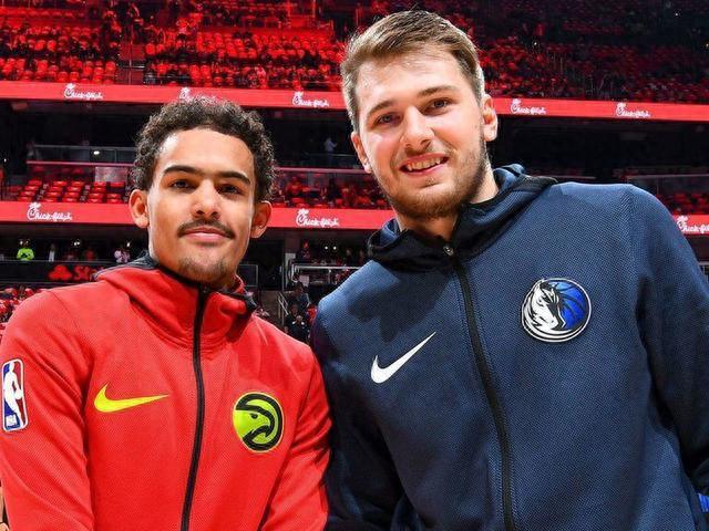 华子喜极而泣，队友热情拥抱（华子欣喜落泪，队友热烈相拥）