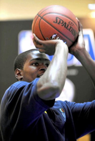 海内外近1500名气排球参赛者汇聚福建长泰切磋球技（近1500名海内外气排球选手齐聚福建长泰同台竞技）