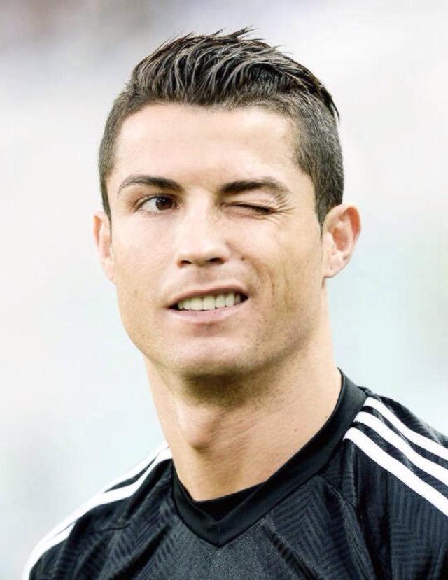 中足联颁奖：辽宁铁人外援姆本扎当选中甲赛季最佳球员（中足联年度颁奖：辽宁铁人外援姆本扎荣膺中甲赛季最佳球员）