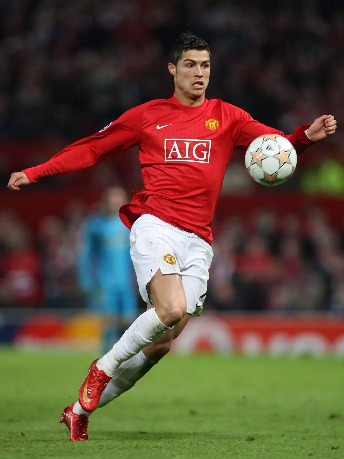 热刺全队已经抵达韩国，孙兴慜、梁民革举韩国国旗合照（热刺全队抵韩，孙兴慜与梁民革举国旗合影）