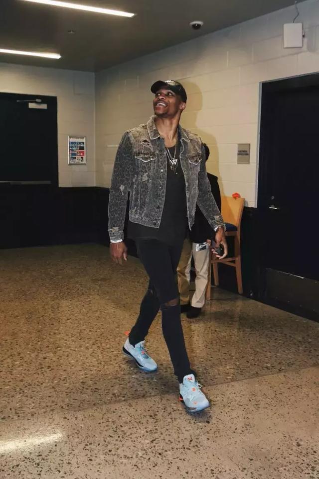 遇求不满：董方卓爆英超派对一夜千女，王楚淇支持C罗言论。（英超派对传闻发酵：董方卓爆料引争议，王楚淇力挺C罗观点）