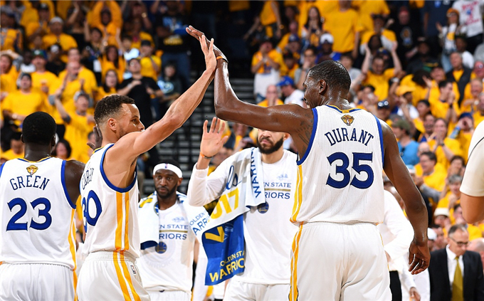 湖人东契奇组合净效率+13.5，詹姆斯替换后跌至-13.1（湖人搭东契奇组合净效+13.5，换成詹姆斯后降至-13.1）