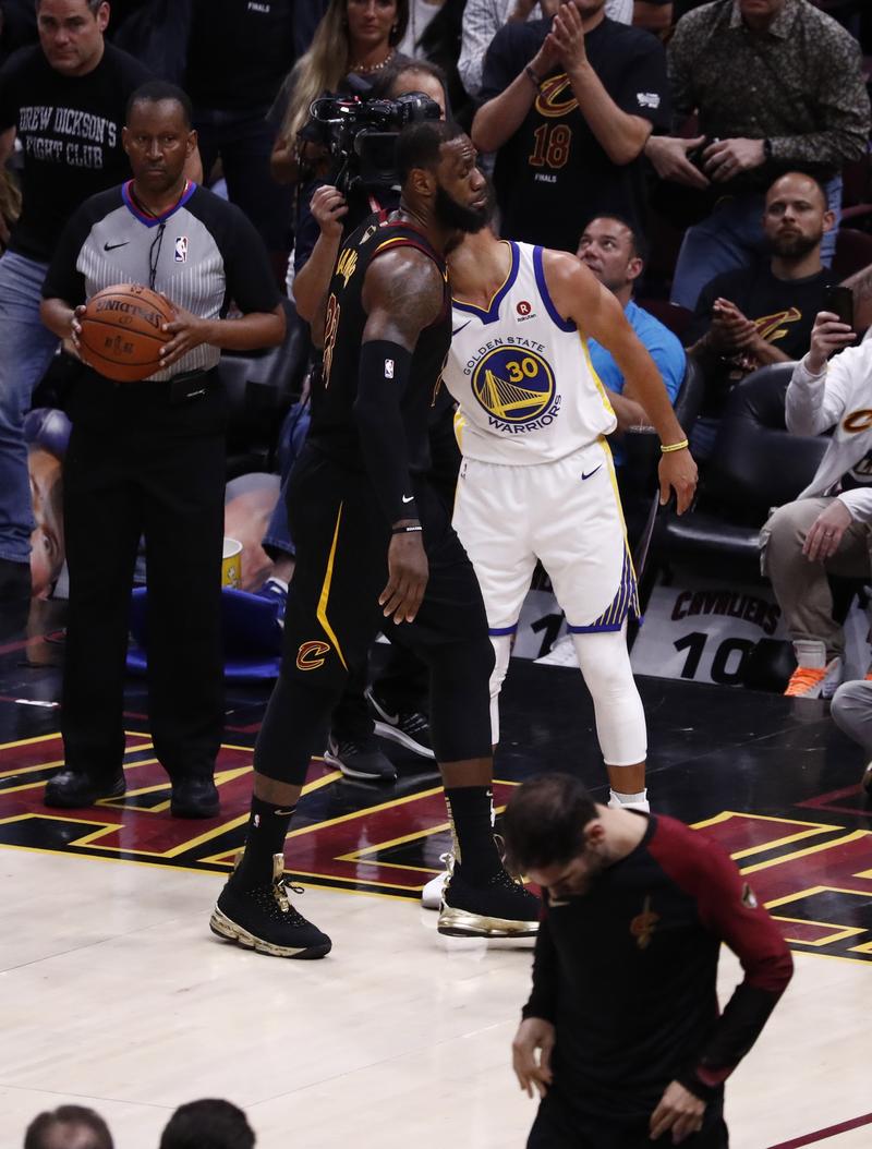 弗兰克：我不同意斯洛特的意见，范德芬不铲抢就不是合格后卫（弗兰克反驳斯洛特：不铲抢的范德芬称不上合格后卫）