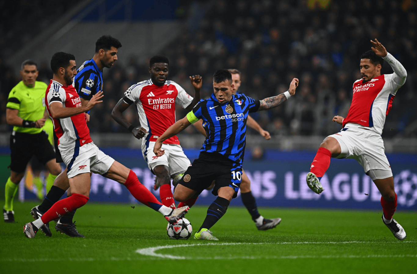 足球中超发布赛程海报，视觉效果炸裂（中超官宣赛程海报，视觉冲击力爆表）