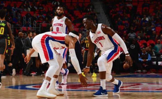 山东泰山今天下午在基地举行球迷开放日，一百多名球迷到场（山东泰山基地今日下午向球迷开放，百余名球迷到场）