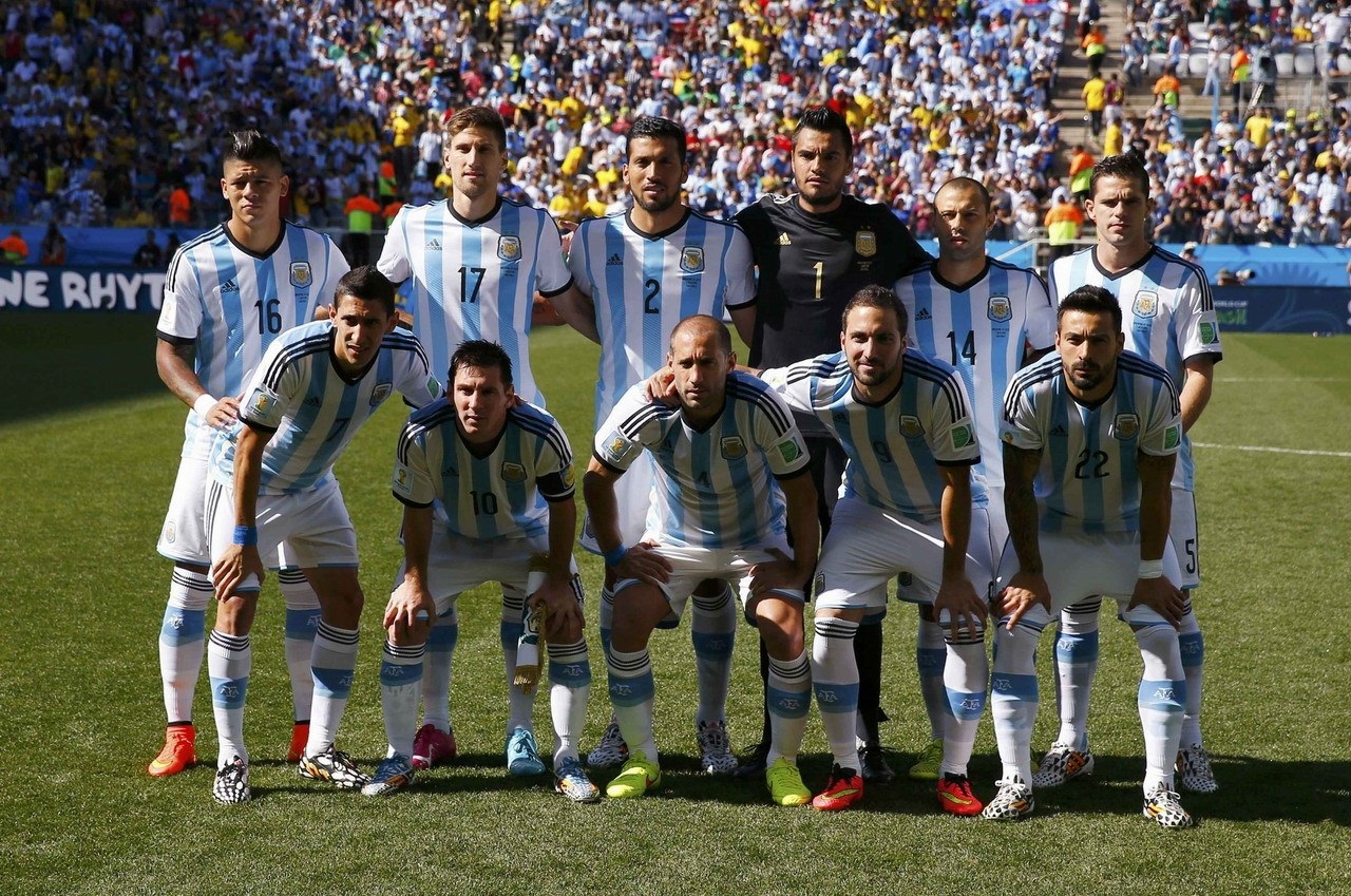 锡安在半场的表现令人印象深刻，他凭借出色的得分能力，在短短的半场时间内便取得了11分的高分。（锡安半场高效砍下11分，表现抢眼）