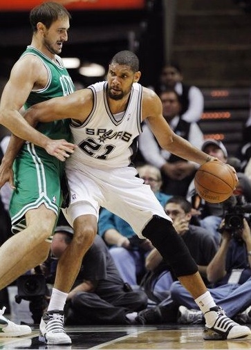 鹈鹕拒绝交易赫伯特·琼斯，湖人面临筹码困境（鹈鹕不愿放走赫伯特·琼斯，湖人陷入筹码困境）