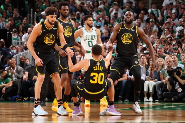 成绩斐然，加斯佩里尼被罗马球迷描绘成魔法师形象画在墙上（战绩辉煌，加斯佩里尼被罗马球迷以魔法师形象涂鸦上墙）