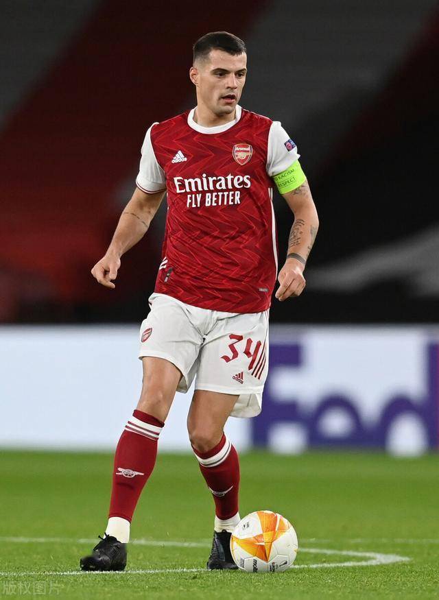 3C：退役三天前我和莱万说不想再为任何球队踢球，除非是巴萨（3C：退役前三天我告诉莱万，除了巴萨，我不会再为任何球队效力）